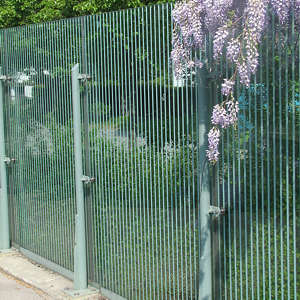 transparente Lrmschutzwand mit senkrechten Streifen